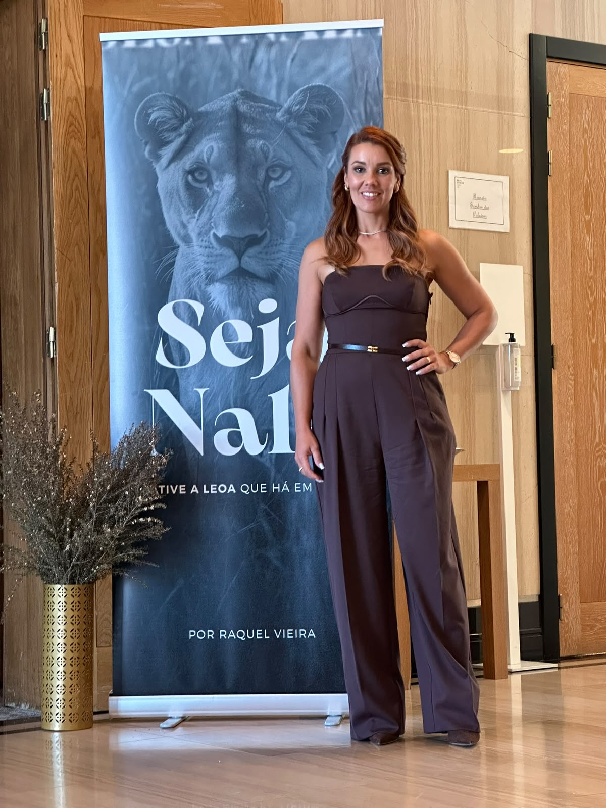Raquel Vieira junto ao banner Seja Nala na edição anterior